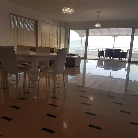 Sea Front Penthouse * Sarandë